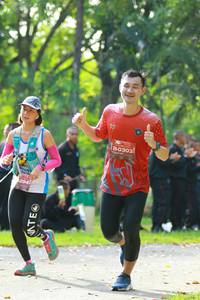 BIB: 0303, 294
                            <button type="button" onclick="openModal(5130457)" class="btn btn-primary btn-sm float-right btn-popup" data-toggle="modal" data-target=".modal-high-quality">
                        <i class="fas fa-shopping-cart"></i> Add to Cart
                    </button>
                                            <button type="button" onclick="isThisMe(5130457, true)" class="btn btn-success btn-sm float-right btn-popup btn-isme hidden" data-toggle="tooltip" data-placement="bottom" title="นี่คือรูปของคุณใช่ไหม คลิกที่นี่เพื่อเอาเข้าอัลบั้ม">
                        <i class="fas fa-plus"></i> Add to album
                    </button>
                    <button type="button" onclick="isThisMe(5130457, false)" class="btn btn-warning btn-sm float-right btn-popup btn-isnotme hidden">
                        <i class="fas fa-ban"></i> Remove from album
                    </button>